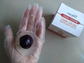 放凉后的水晶皮分割成每份25克，一共12个，放上馅料。