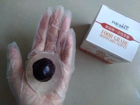 放凉后的水晶皮分割成每份25克，一共12个，放上馅料。