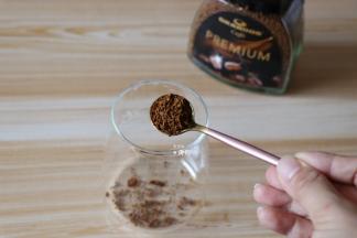 将咖啡倒入杯中，加入热水冲泡好；