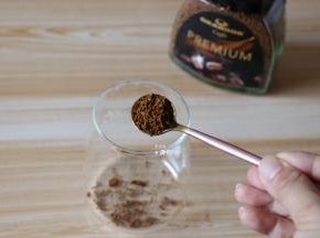 将咖啡倒入杯中，加入热水冲泡好；