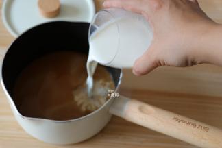 继续倒入全脂牛奶;