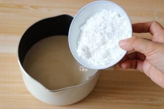 接着倒入糖粉，搅拌均匀；