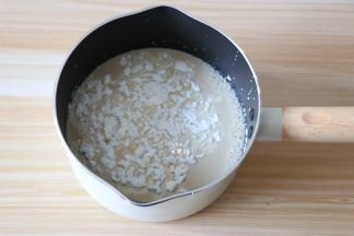 倒入玉米淀粉，搅拌均匀；