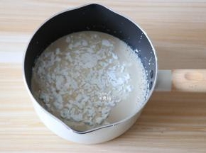 倒入玉米淀粉，搅拌均匀；