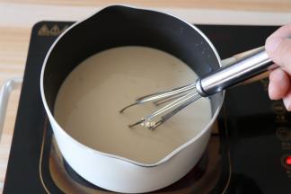 先中火后小火加热炖煮，并不停的搅拌；