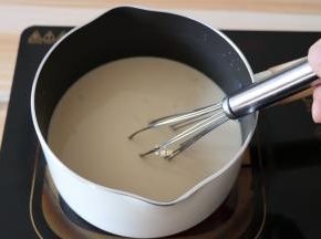 先中火后小火加热炖煮，并不停的搅拌；