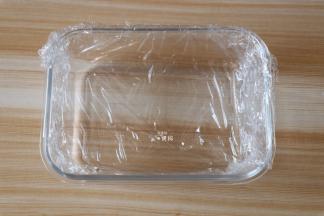 保鲜膜铺入容器里；