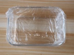 保鲜膜铺入容器里；