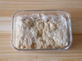 倒入面糊整形好，冷却后放入冰箱冷藏3小时以上；