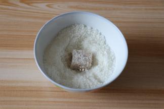 一一放入椰蓉里打滚即可；