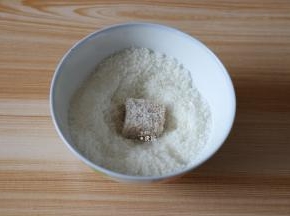 一一放入椰蓉里打滚即可；