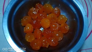 鸭蛋黄用油浸泡10小时以上（我这是20个蛋黄，一半制作了蛋黄酥）