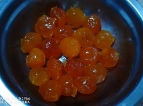 鸭蛋黄用油浸泡10小时以上（我这是20个蛋黄，一半制作了蛋黄酥）