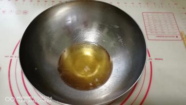 把转化糖浆倒入容器里，加入花生油和枧水。
