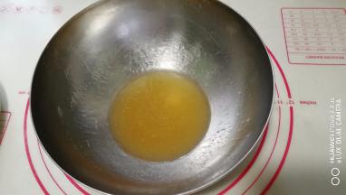 充分搅拌均匀呈乳化状态