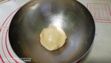 用手揉成面团，把揉好的面团静置1-2个小时。