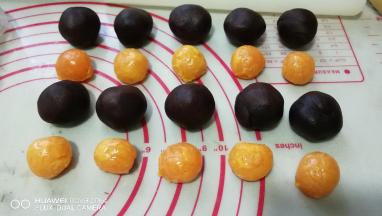 将豆沙馅分成10份，每份20克。