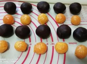 将豆沙馅分成10份，每份20克。