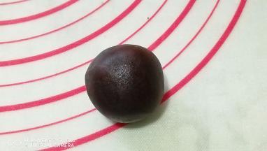 慢慢合拢，包好后成月饼馅料。