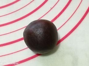 慢慢合拢，包好后成月饼馅料。