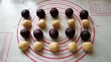 再将面团分成10份，每份20克