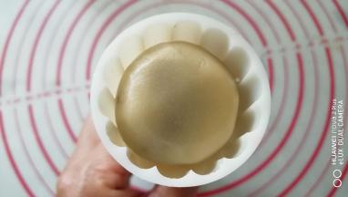 把包好的面团放入模具。