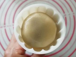 把包好的面团放入模具。