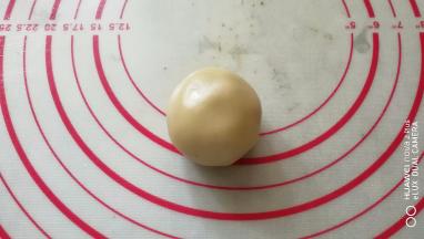 保证面团相对均匀一些，整个包好。