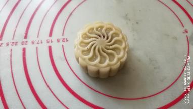 用模具将面团压成月饼形状。