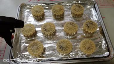 喷上一些水，然后放入预热好的烤箱，烤5分钟。