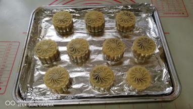 将所有月饼全部做好，摆入烤盘中。