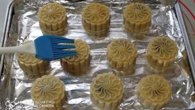 待花纹定型后，取出来刷一层蛋液水。
再放入烤箱，烤15分钟左右，直到表面上色，取出。