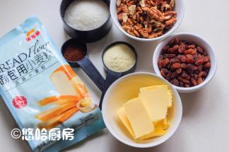 先备齐所用的材料，核桃仁是现敲的核桃剥出的，葡萄干冲洗一遍，用厨房纸吸干水分。