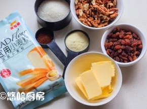 先备齐所用的材料，核桃仁是现敲的核桃剥出的，葡萄干冲洗一遍，用厨房纸吸干水分。