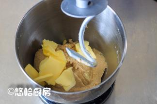 除黄油、葡萄干、核桃仁外的所有材料，全部放入搅拌缸中，慢速3分钟、中速3分钟后放入室温下软滑的黄油。