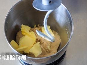 除黄油、葡萄干、核桃仁外的所有材料，全部放入搅拌缸中，慢速3分钟、中速3分钟后放入室温下软滑的黄油。