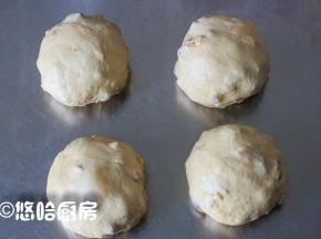 取出发酵到位的面团，分割成等量的4份，大致揉圆，盖保鲜膜醒发20分钟。