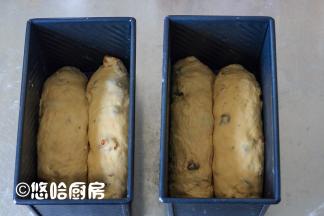 面团2个一组摆放在吐司模具中，小编没有发酵箱，直接将模具放入烤箱中，里面放一碗热水，面团进行二次发酵。