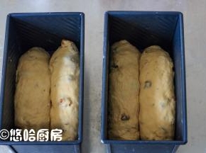 面团2个一组摆放在吐司模具中，小编没有发酵箱，直接将模具放入烤箱中，里面放一碗热水，面团进行二次发酵。
