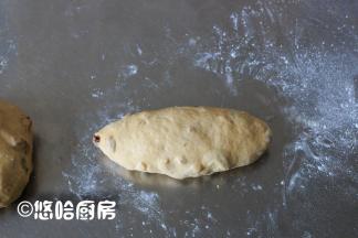 醒发后的面团擀开成椭圆形，自上而下卷起成橄榄形，捏紧收口，依次做好全部面团。