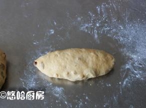 醒发后的面团擀开成椭圆形，自上而下卷起成橄榄形，捏紧收口，依次做好全部面团。