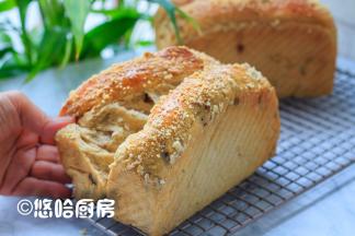 烤箱以上下管模式预热，预热至180度时，放入模具至烤箱下层，烘烤40分钟，面团表面上色后要盖锡纸。到时取出模具，倒扣出面包即可，放凉后再吃。原准备隔夜后切片拍照，结果面包就剩下一小半。