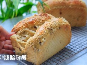 烤箱以上下管模式预热，预热至180度时，放入模具至烤箱下层，烘烤40分钟，面团表面上色后要盖锡纸。到时取出模具，倒扣出面包即可，放凉后再吃。原准备隔夜后切片拍照，结果面包就剩下一小半。