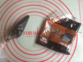 将流心馅放入裱花袋中