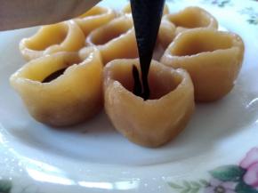 先做流心馅，甜馅分成每个20克，一共8个，弄成碗状，每个挤入3克的巧克力流心馅，不要挤太多，难包，易漏馅