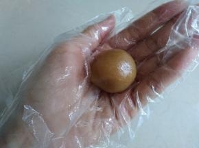 慢慢收口，搓圆，盖上保鲜膜备用