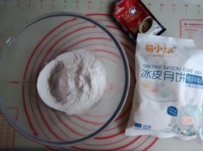 将冰皮月饼预拌粉和咖啡粉倒入和面盆中