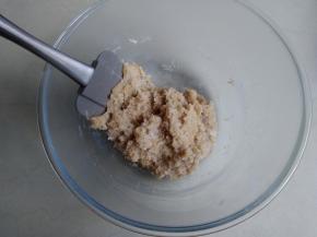 倒入热水，用刮刀拌成团