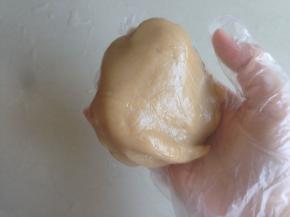 放置手温时，戴上一次性手套，用手揉至面团表面光滑