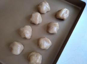 将冰皮分成每个25克